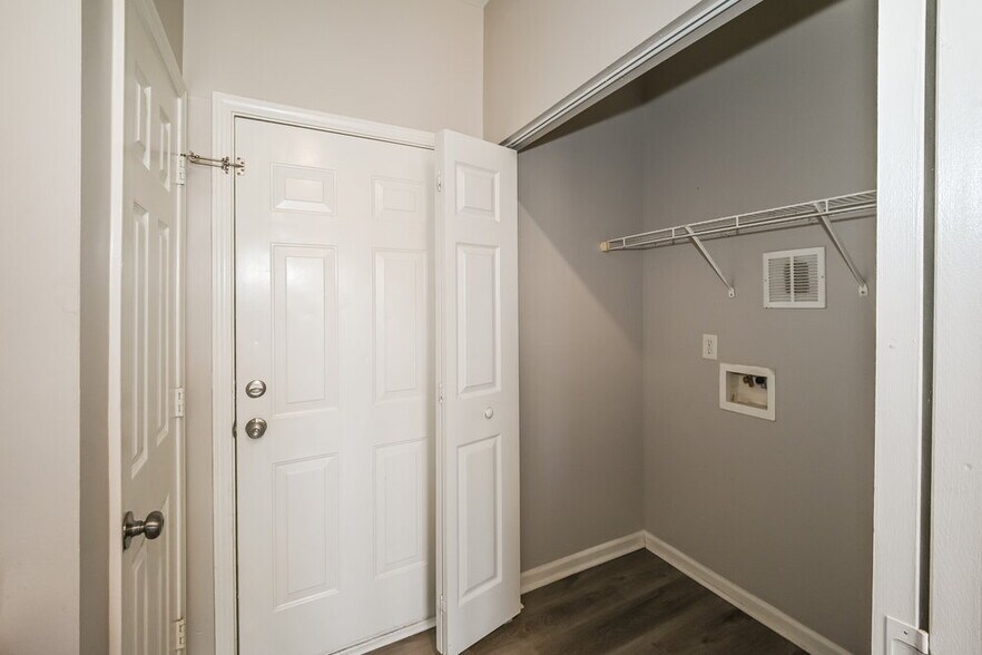 Building Photo - 8704 Rozumny Dr