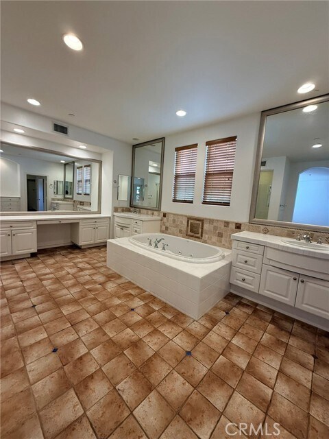 Building Photo - 3 New Dawn