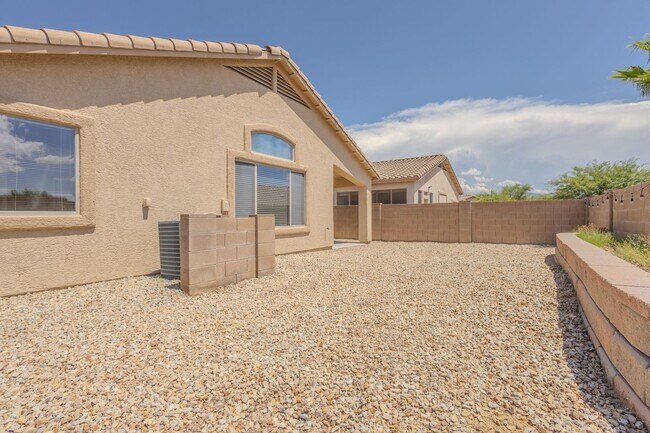 Building Photo - 4 Bedroom, 2 Bath