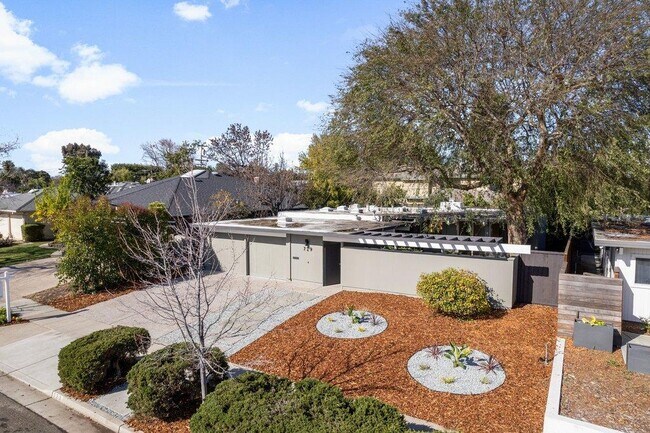 Building Photo - 729 Stendhal Ln