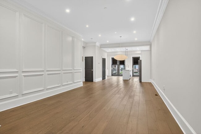 Building Photo - Available Now! 2 Bed // 2.5 Bath Between U...