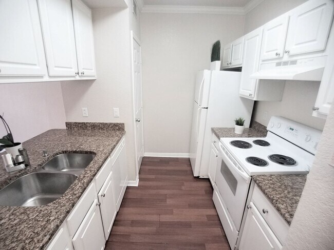 Building Photo - Beautiful 1/1 Pool View Condo x Rent @ Upt...