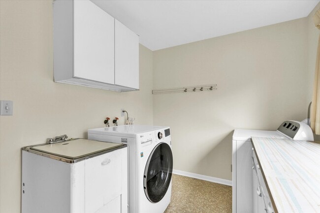 Building Photo - 1803 Golfview Dr