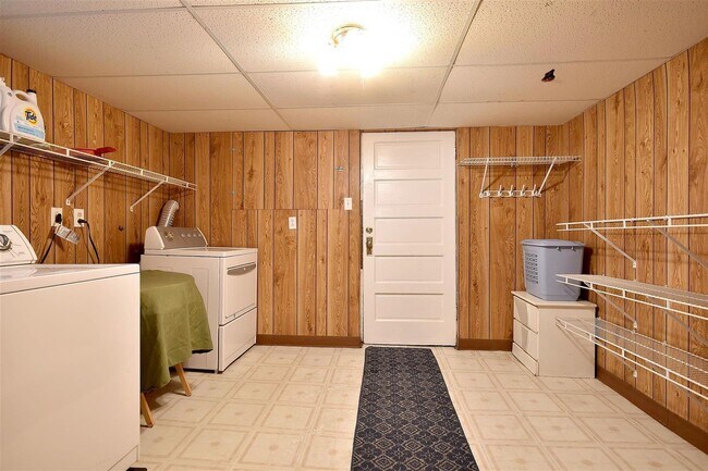 Shared Laundry Room - 4044 N Mango Ave