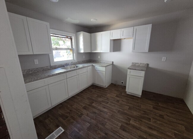 Building Photo - 828 Grady St