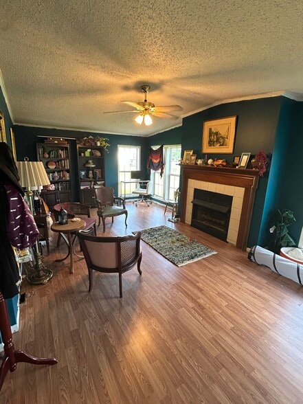 Family Room - 586 Sells Ln