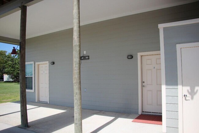 Building Photo - 3814 Tri City Beach Rd