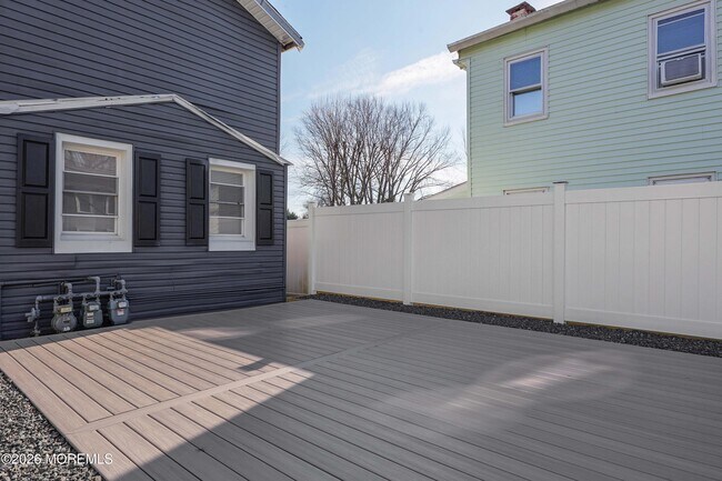 Building Photo - 12 Main St