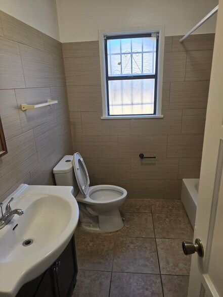 Bathroom - 3454 West Blvd