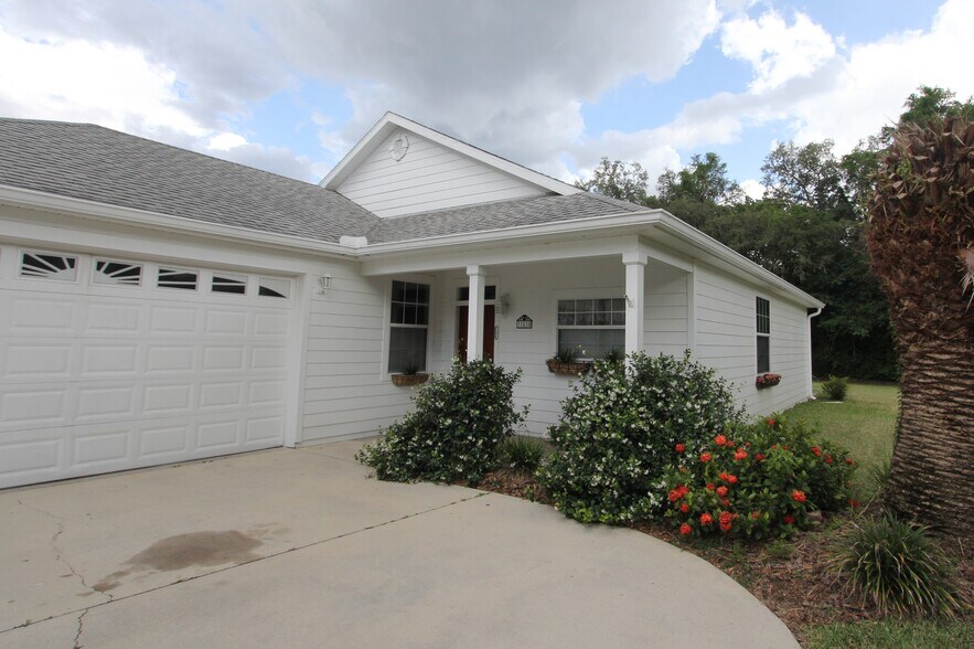 Front entrance with side garage - 37410 Picketts Mill Ave