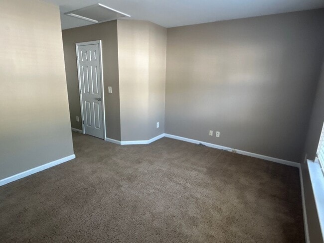 Building Photo - 2 Bed | 2.5 Bath End Unit Townhome in Rale...