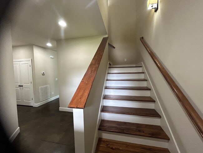 Building Photo - "Charming 3-Bed Condo in Cookeville with Granite Touches and Spacious Living!"