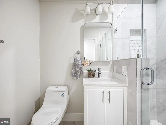 Building Photo - 2556 University Pl NW