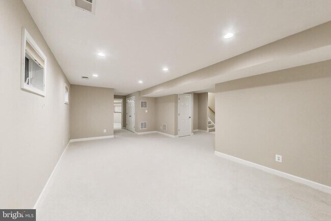 Building Photo - 2177 S Glebe Rd