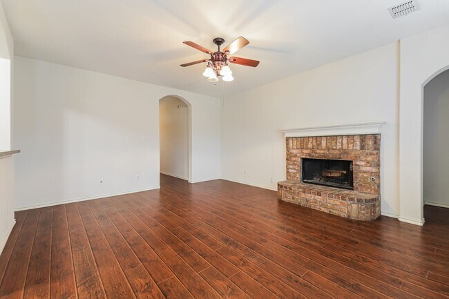 Building Photo - $1850 3 Bed/2 Bath/2 Garage Ready for Move-in Home in Mustang Creek