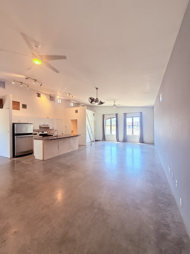 Building Photo - 421 E Lester St