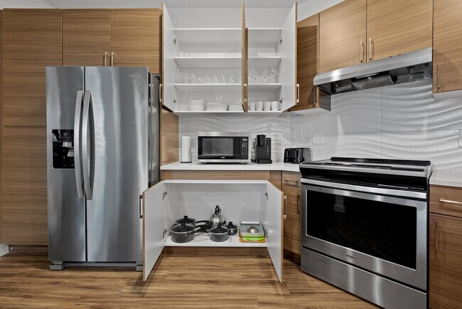 Building Photo - 2425 E Riverside Dr