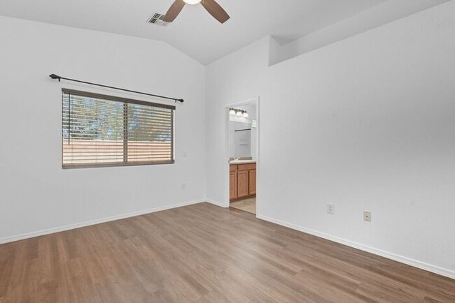 Building Photo - Bright & Inviting Tucson Home Near Davis-M...