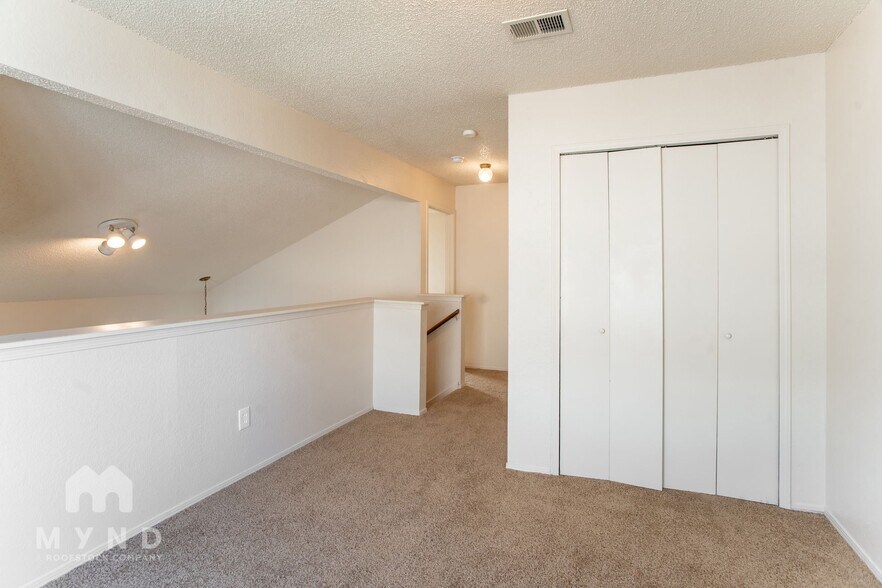 Building Photo - 2214 Creekside Ln