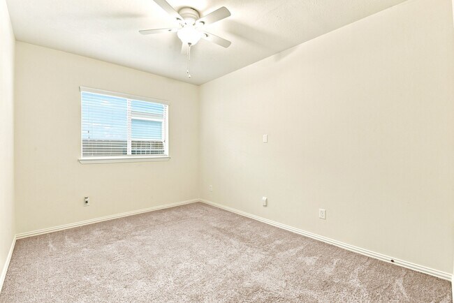 Building Photo - 24418 Lakecrest Bend Dr