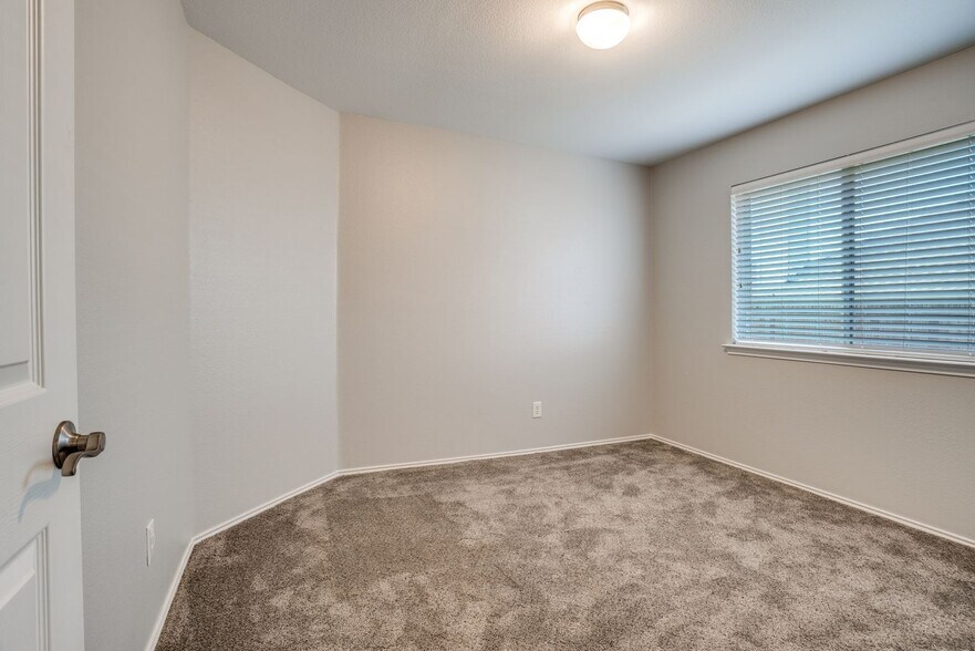 Building Photo - 3408 Hidden Valley Dr