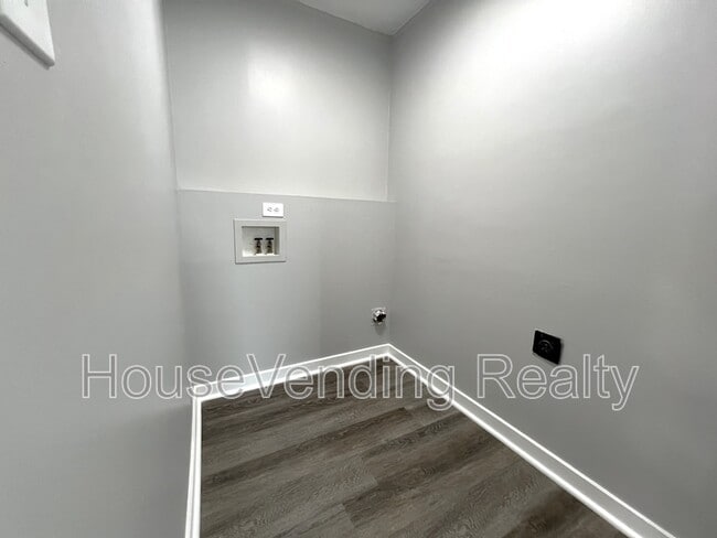 Building Photo - 318 Main Rd