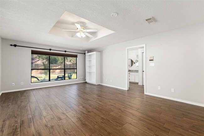 Building Photo - 303 Narcissus St