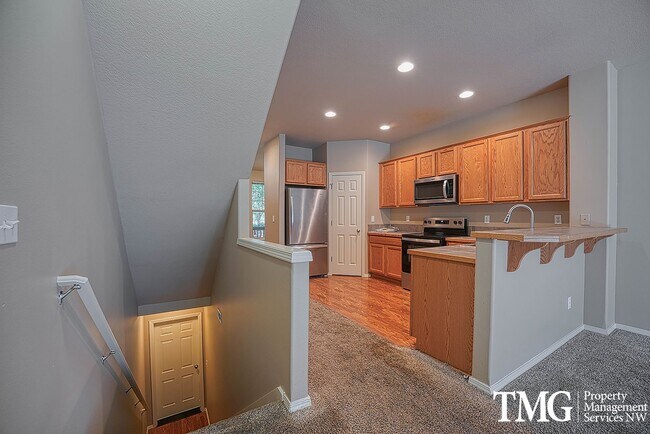 Building Photo - 1495 NE Lockheart Ln