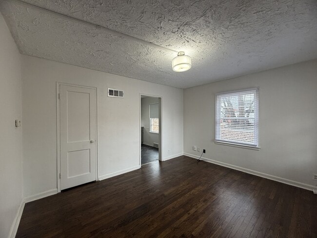 Building Photo - 1815 E 74 Terrace