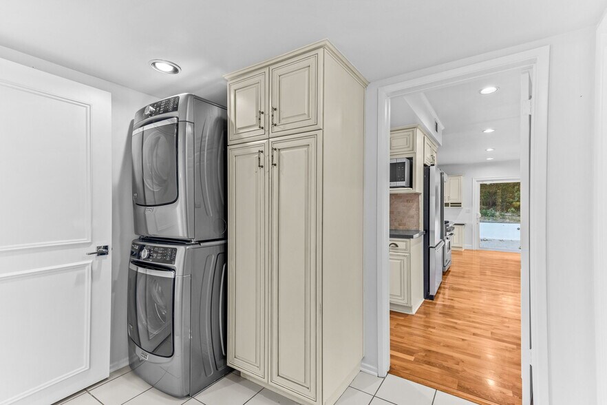 Building Photo - 4920 Tarzana Woods Dr