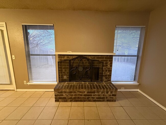 Building Photo - For Rent – 3 Bed | 2 Bath Duplex in Broken Arrow Schools