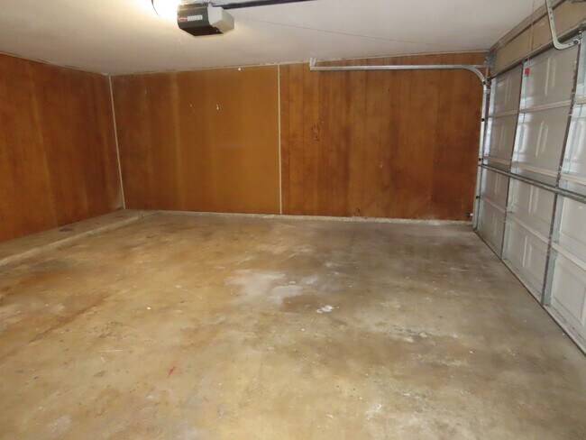 Building Photo - South Tyler! Spacious 3 Bedroom, 2 Bath Du...
