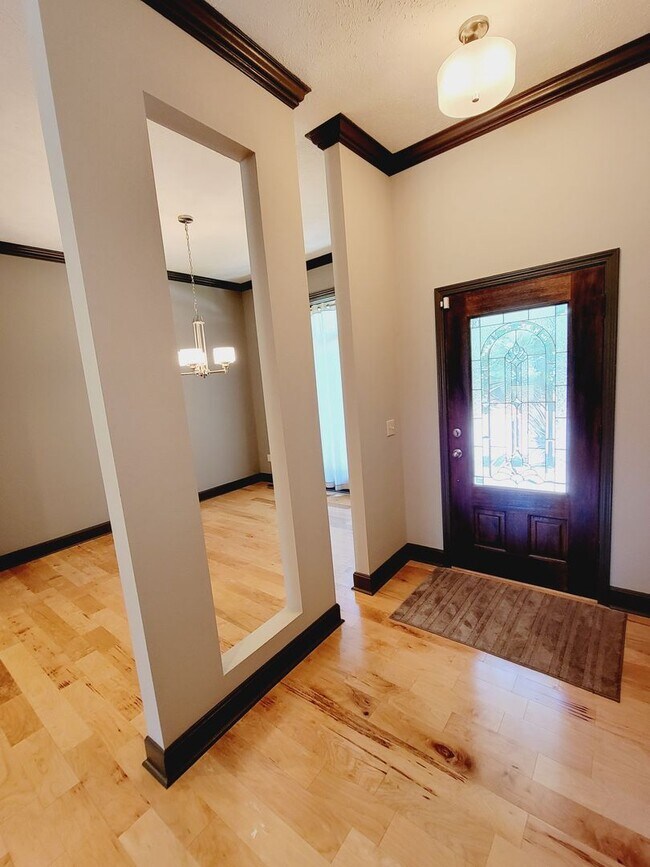 Building Photo - Spacious & Unique in Twin Oaks, Southwest ...