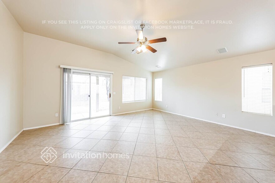 Building Photo - 4020 E La Salle St