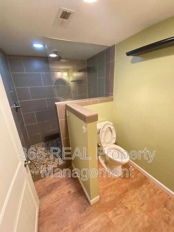 Building Photo - 301 Olive Ln