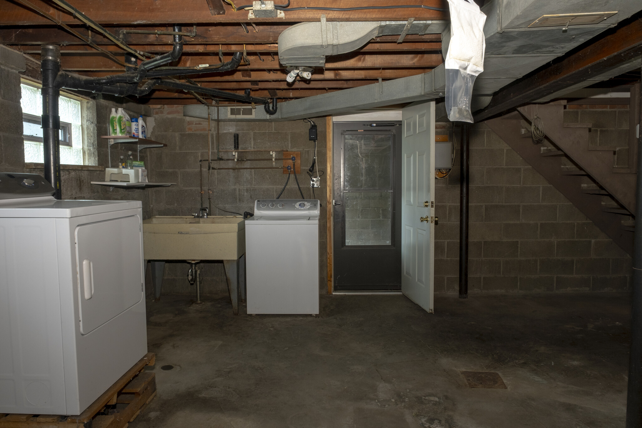Building Photo - 713 Overhill Dr