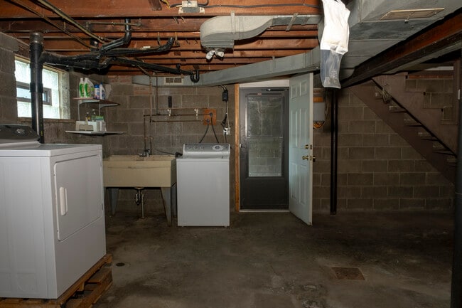 Building Photo - 713 Overhill Dr