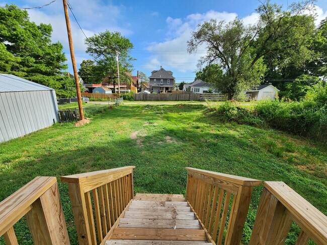 Building Photo - Spacious 2-Bedroom, 1-Bathroom Home AVAILA...