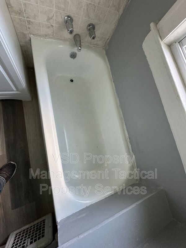 Building Photo - 3281 E 143rd St