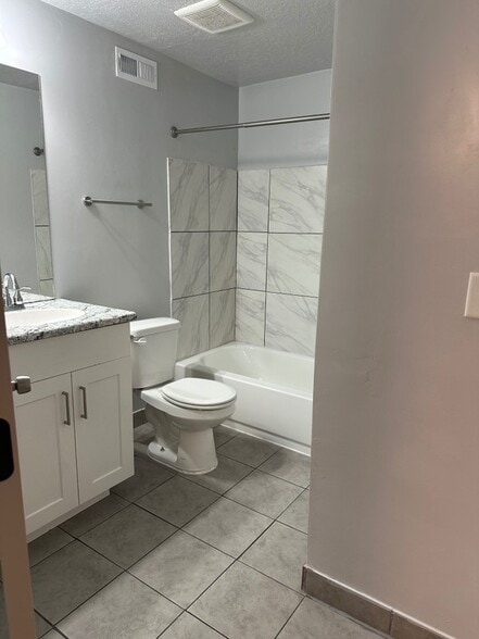 Building Photo - 306 W Royal Land Dr