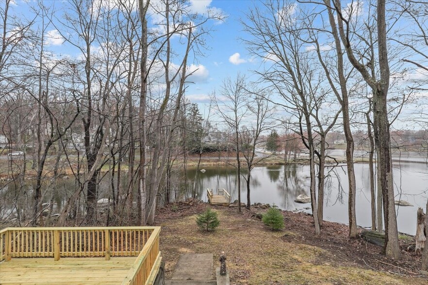 Building Photo - 8 Teatown Ct