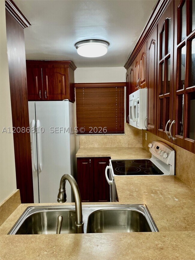 Building Photo - 1035 W 77th St