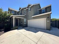 Building Photo - Stunning 4 Bedroom, 3 Bath Mountain House Home