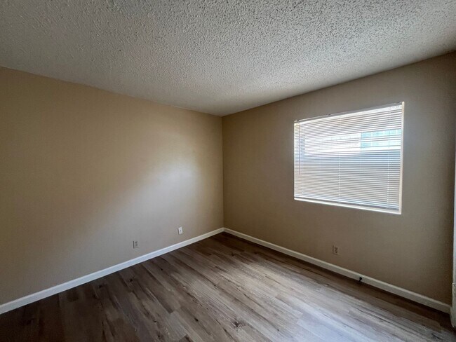 Building Photo - 5525 Lochmoor