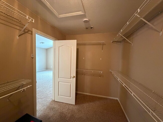 Building Photo - Spacious 4 bedroom