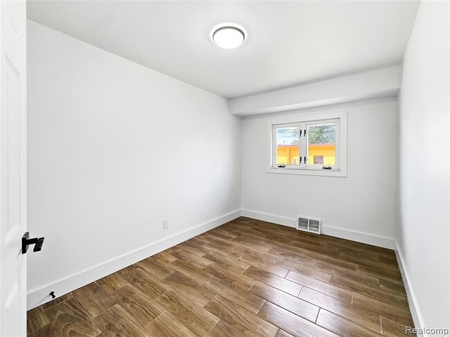 Building Photo - 2090 Moran Ave