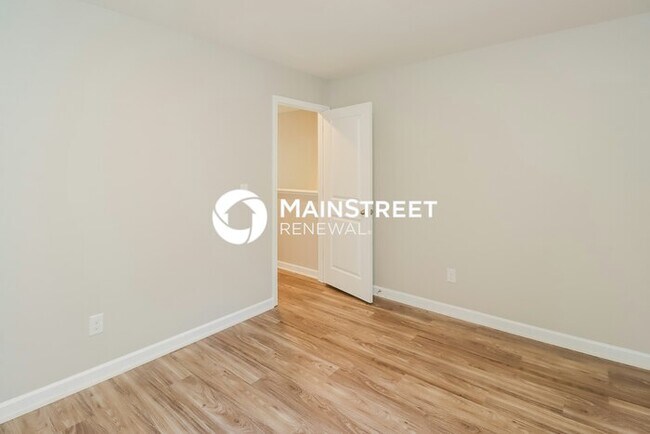 Building Photo - 4 Bedroom Pet-Friendly Home in Hampton, GA with Main Street Renewal