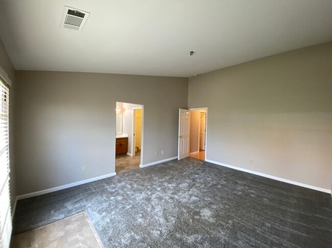 Building Photo - 4 bedroom with a 3 car garage!