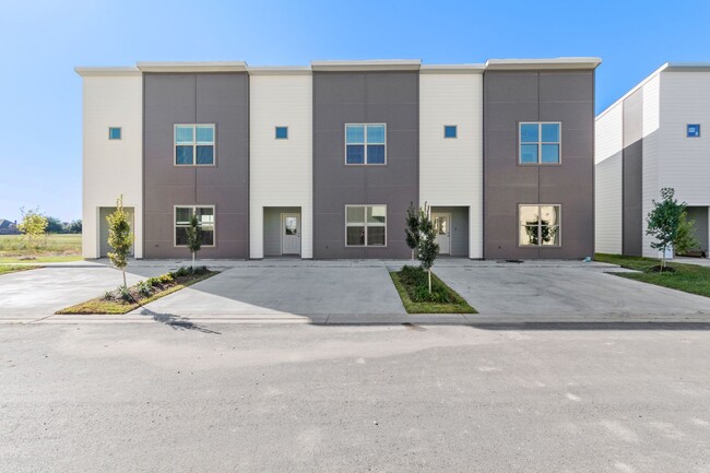 Building Photo - Brand New 2 bed 2.5 Bath Townhome in Young...