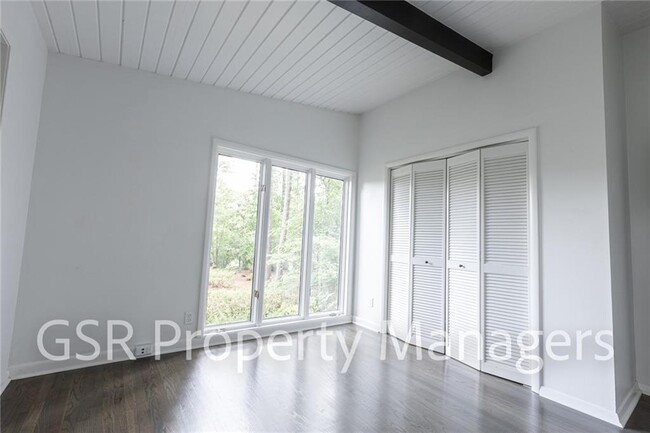 Building Photo - 2026 N Akin Dr NE